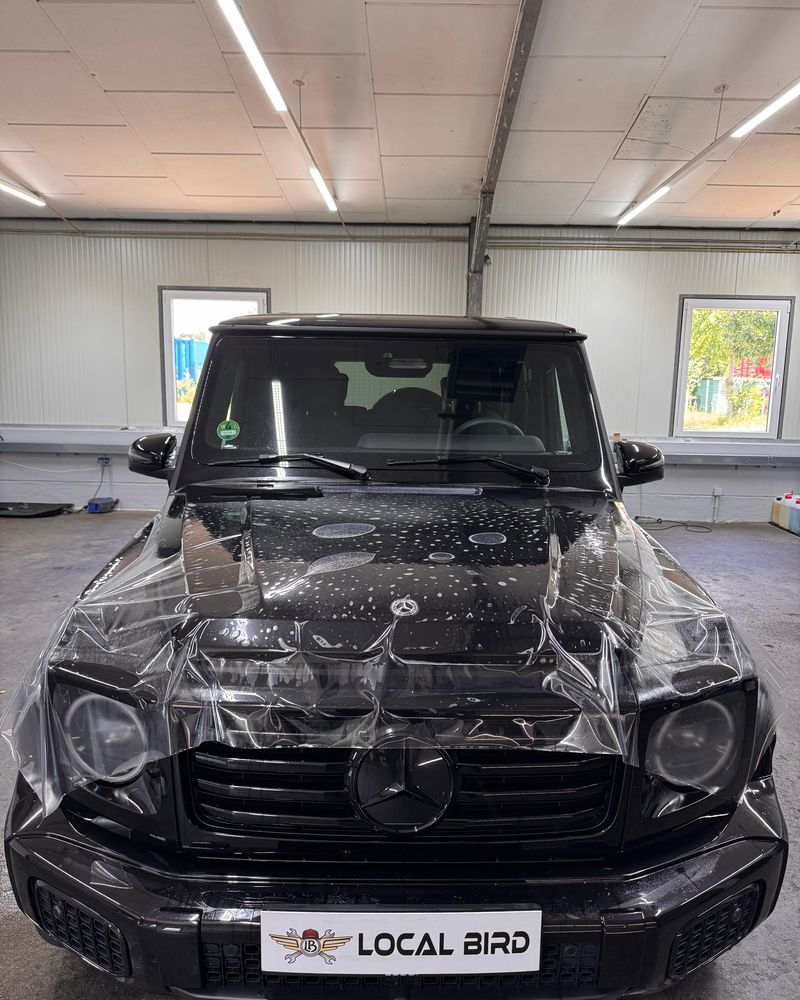 Mercedes G-Klasse, Front wird mit Lackschutzfolie beklebt
