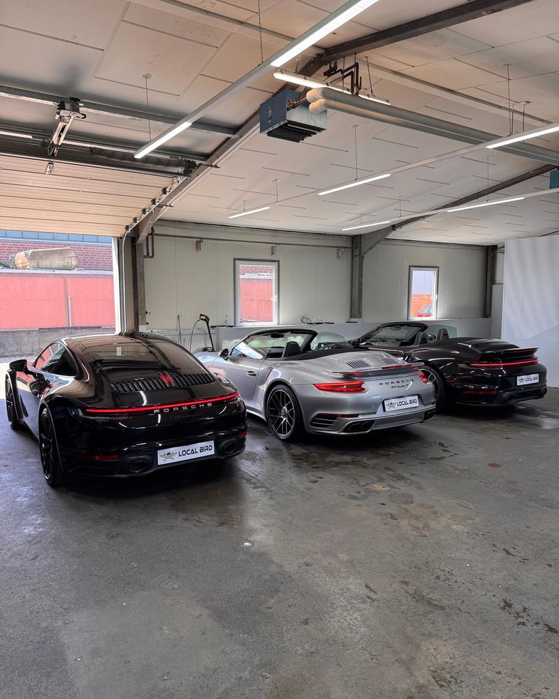 Mehrere Porsche nach der Aufbereitung in unserer Halle