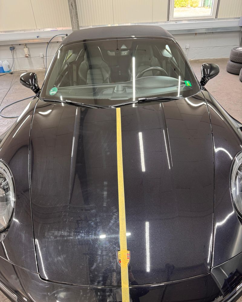 Porsche-Motorhaube mit Abklebung, eine Hälfte poliert
